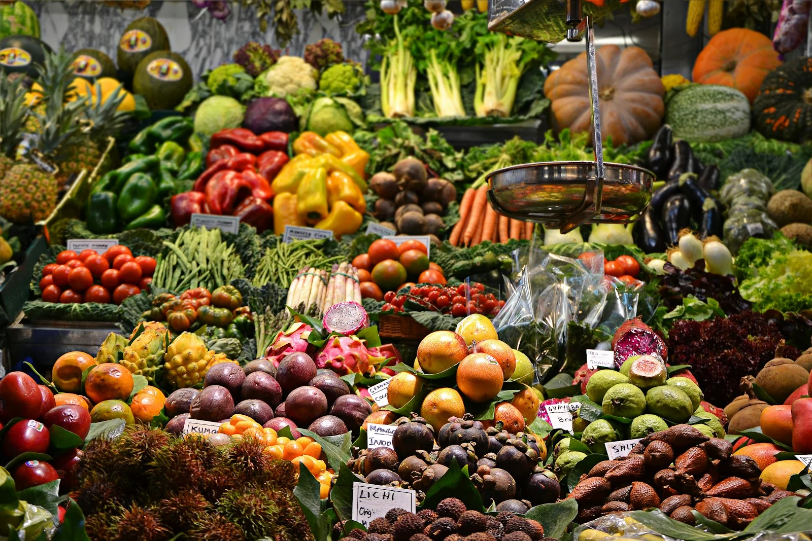 Puestos de mercado con frutas y textiles