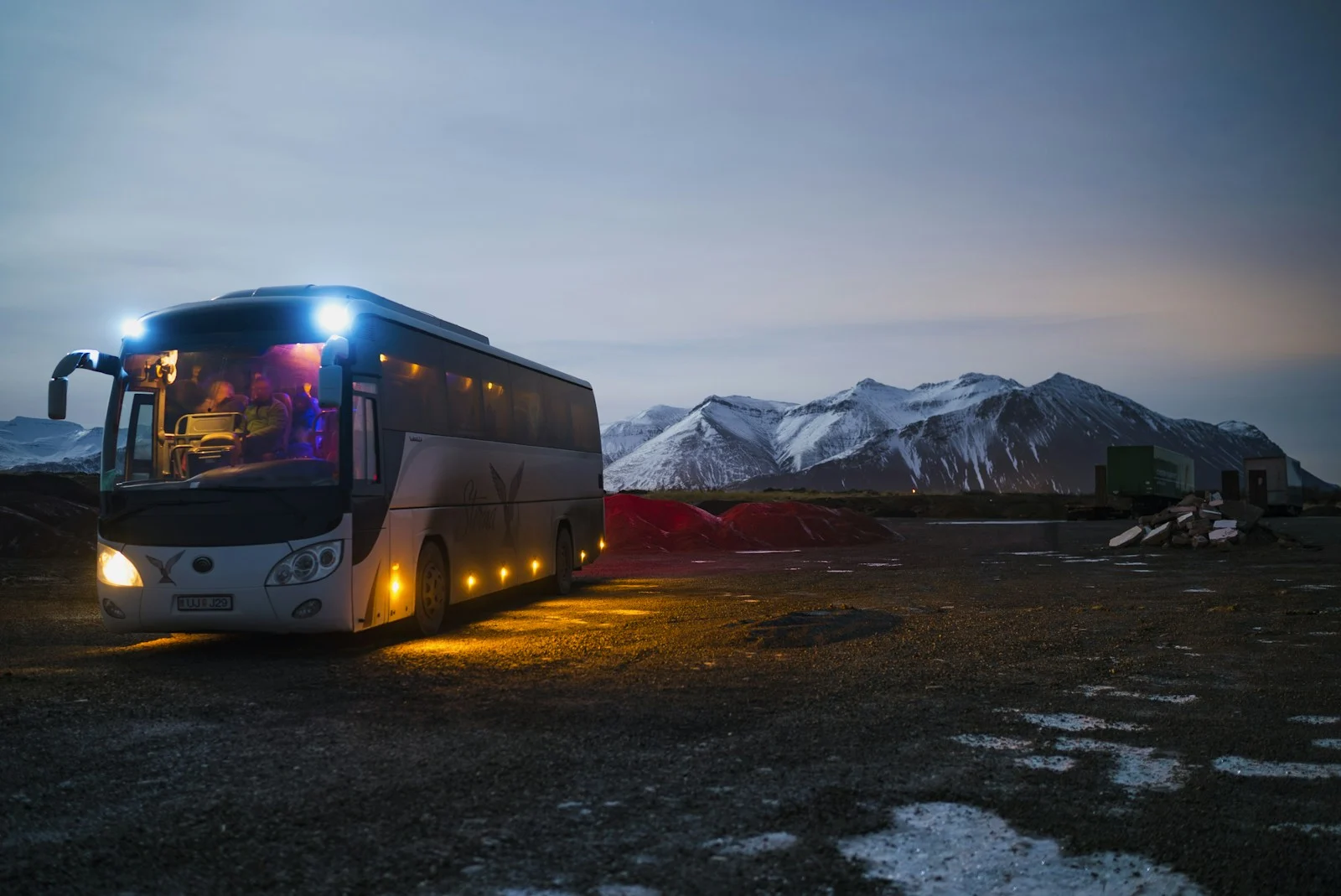 Vagón de tren iluminado al atardecer